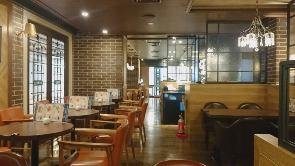 オスロコーヒー横浜ジョイナス店 モーニング　ドリンク広々店内